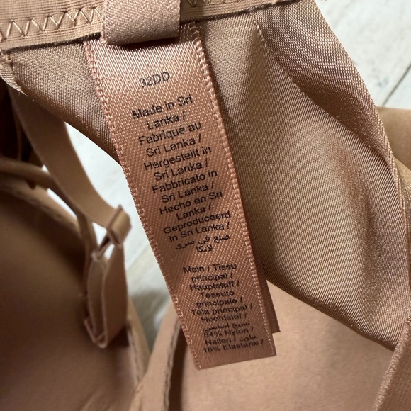 SKIMS Smooth Nude Bra - Picture 5 of 5
